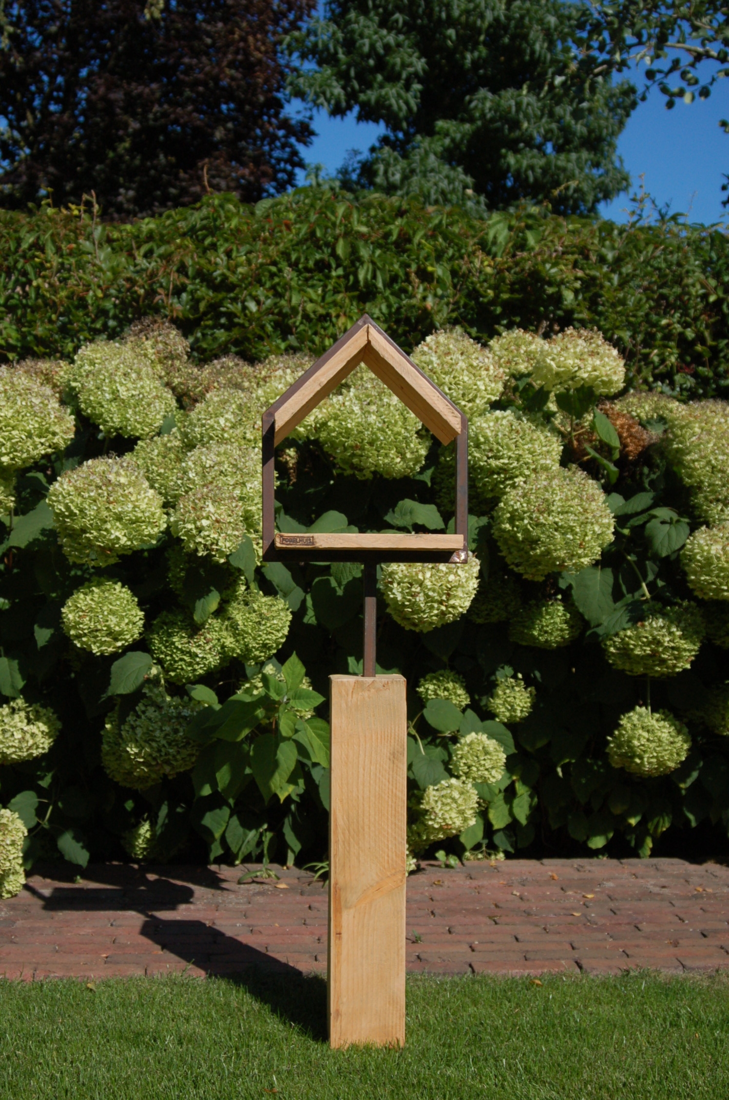 Fogelhuis M Douglas 35 x 42 x 20 cm op sokkel 65 x12 x 12 cm