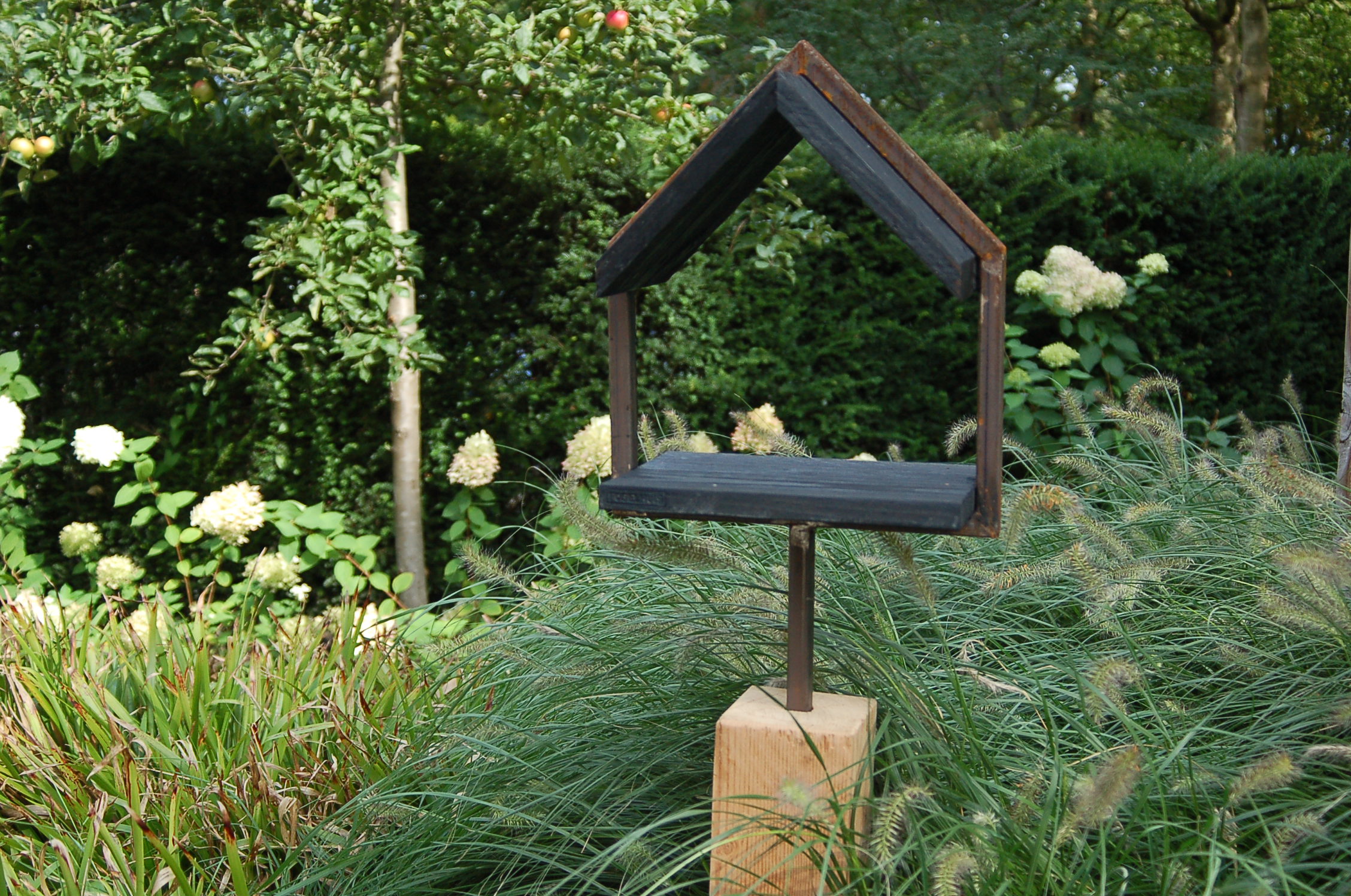 Fogelhuis M Douglas zwart 35 x 42 x 20 cm op sokkel 65 x 12 x 12 cm (1)
