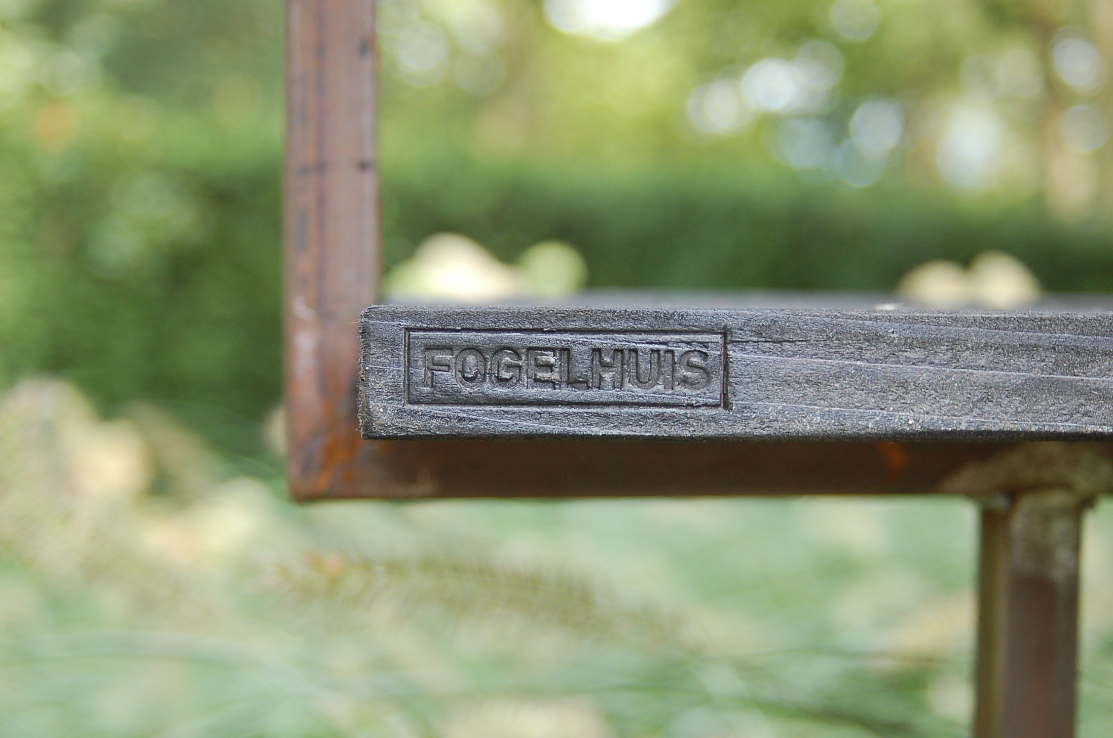 Fogelhuis M Douglas zwart 35 x 42 x 20 cm op sokkel 65 x 12 x 12 cm detail 1