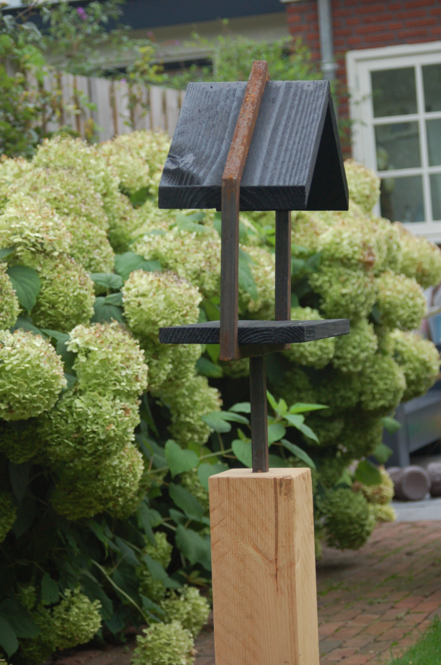 Fogelhuis M Douglas zwart 35 x 42 x 20 cm op sokkel 65 x 12 x 12 cm detail 1 (2)