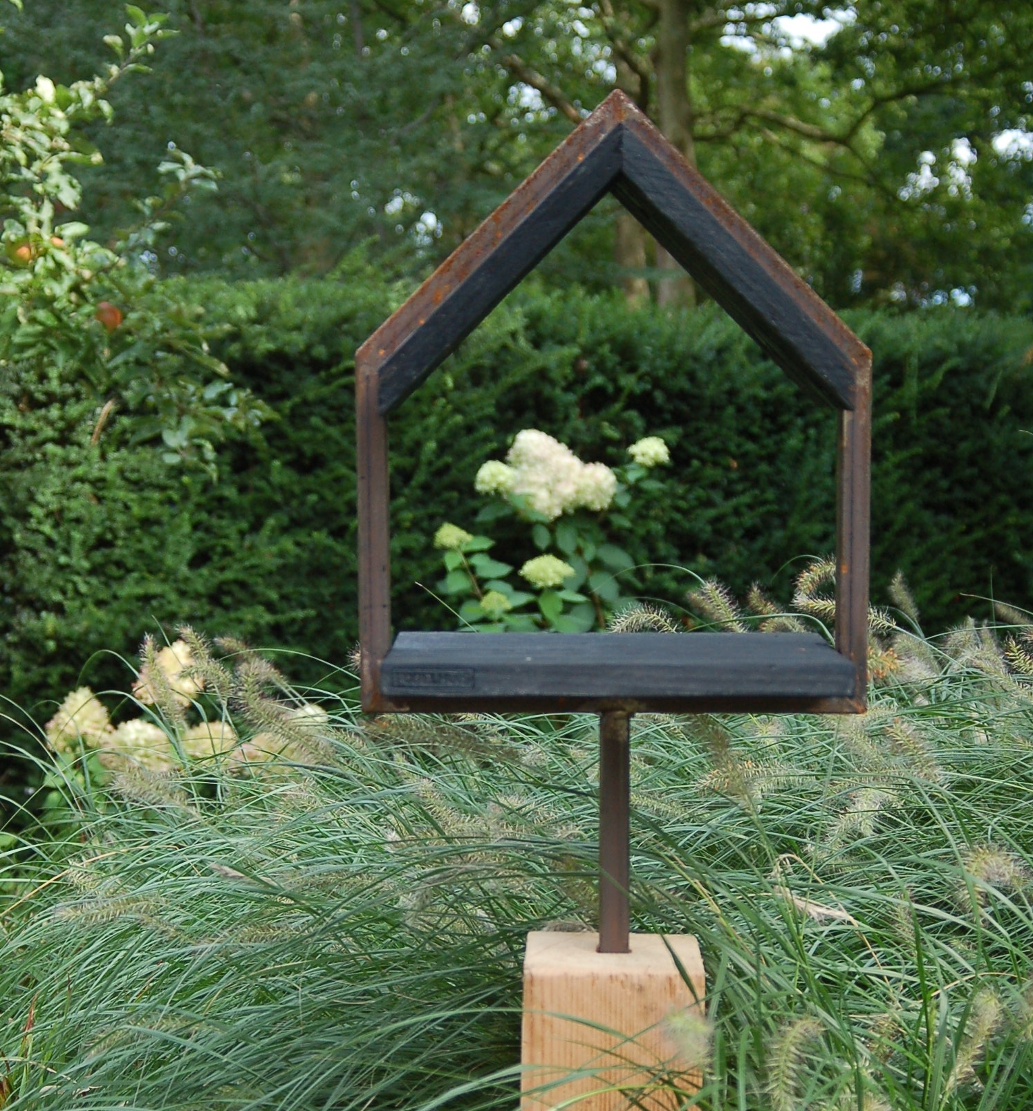 Fogelhuis M Douglas zwart 35 x 42 x 20 cm op sokkel 65 x 12 x 12 cm