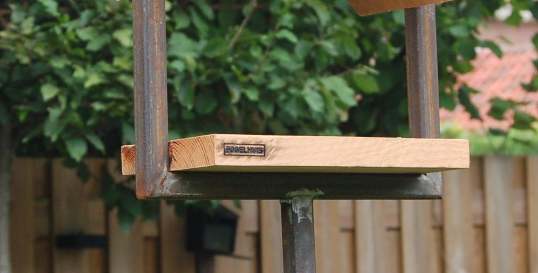 Fogelhuis XL Douglas 42 x 50 x 20 cm op sokkel 95 x 12 x 12 cm detail 2