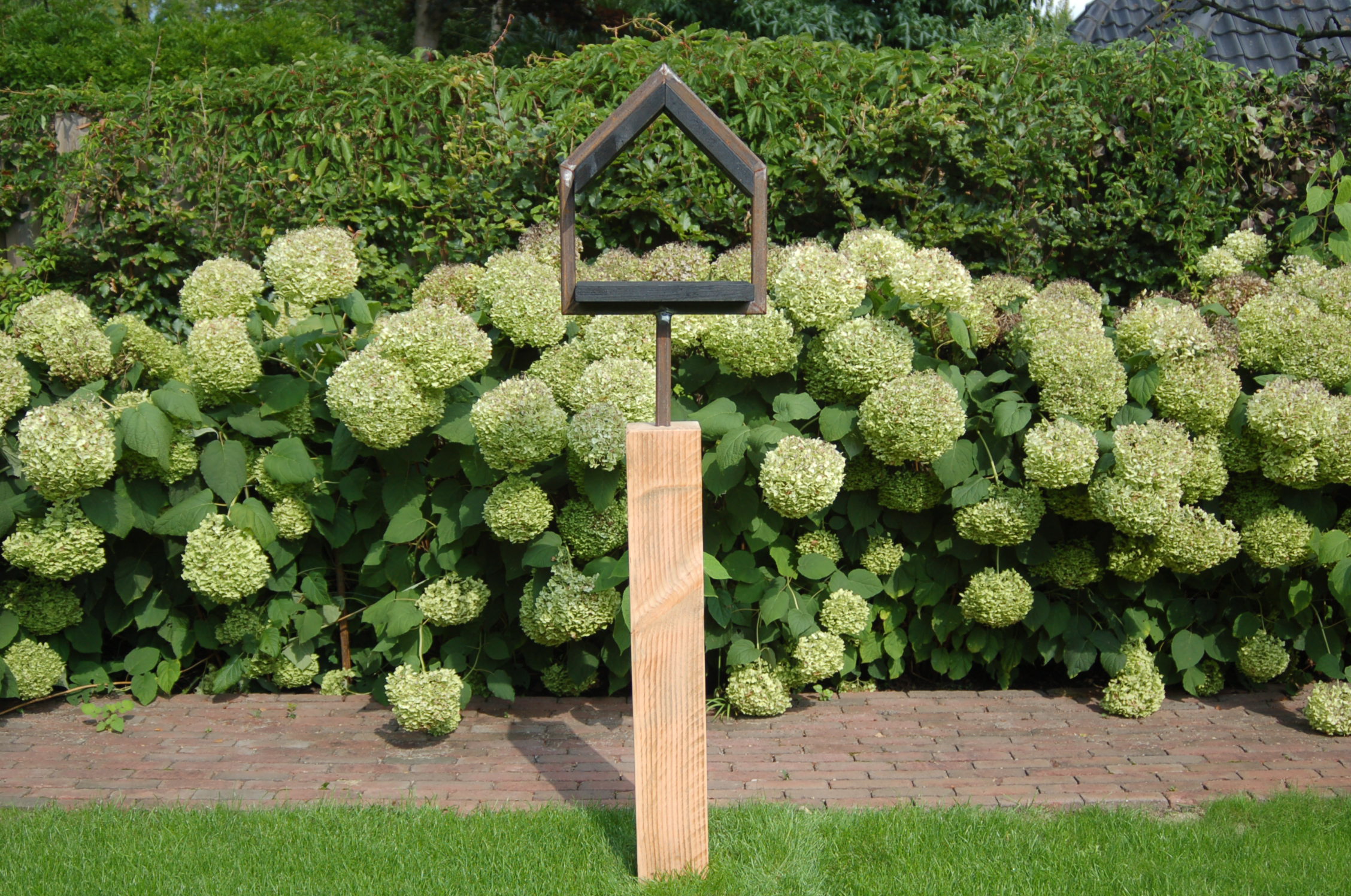 Fogelhuis XL Douglas zwart 42 x 50 x 20 cm op sokkel 95 x 15 x 15 cm