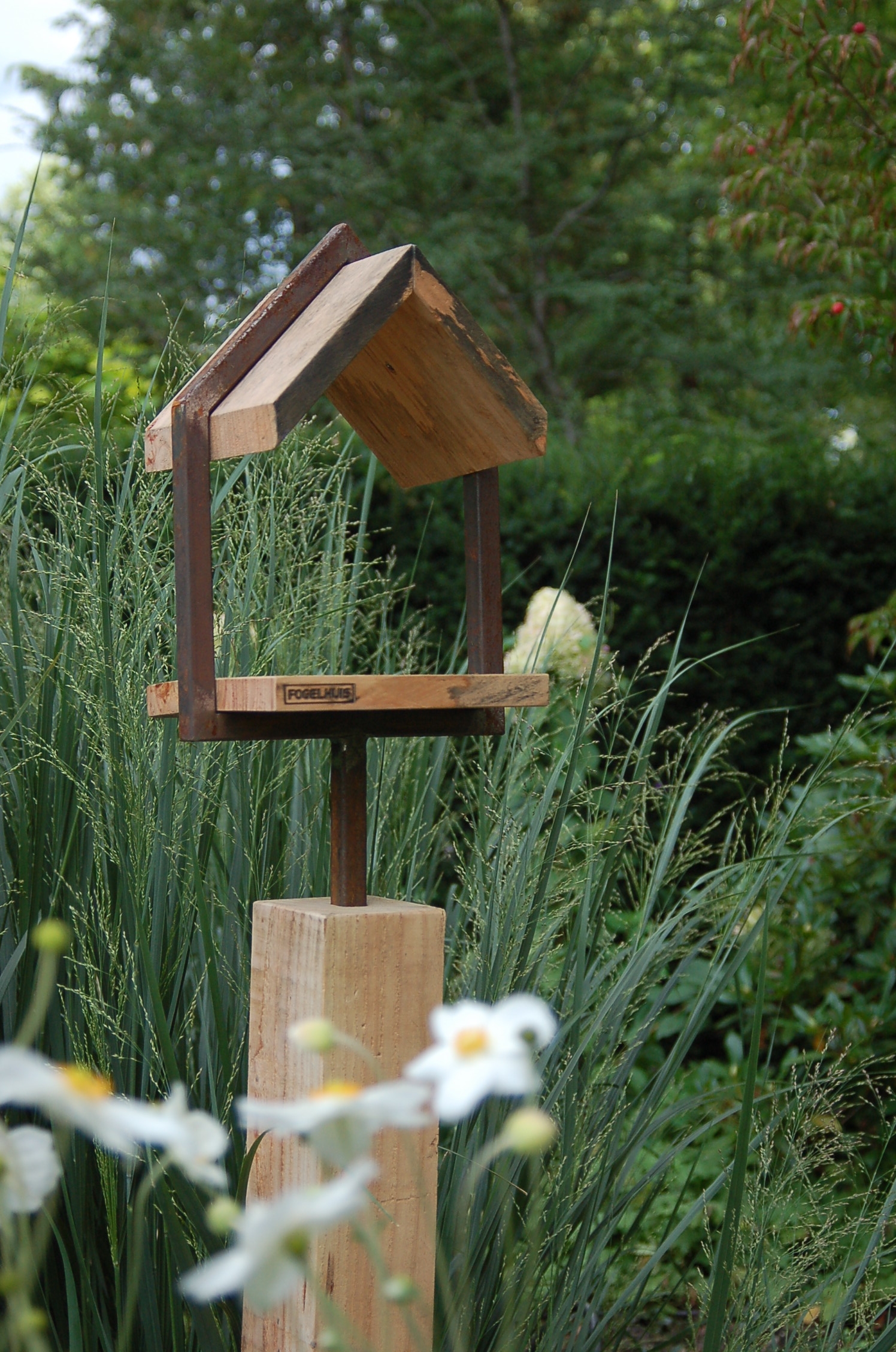Fogelhuis XS Douglas 23 x 32 x 20 cm op sokkel 100 x 10 x 10 cm (1)