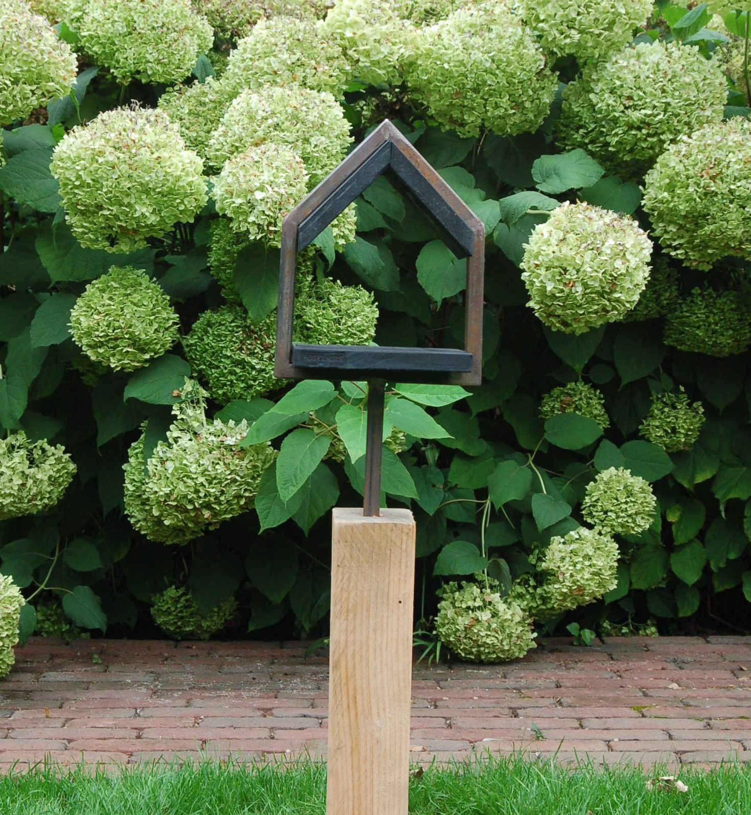 Fogelhuis XS Douglas zwart 25 x 32 x 20 cm op sokkel 42 x 10 x 10 cm (1)