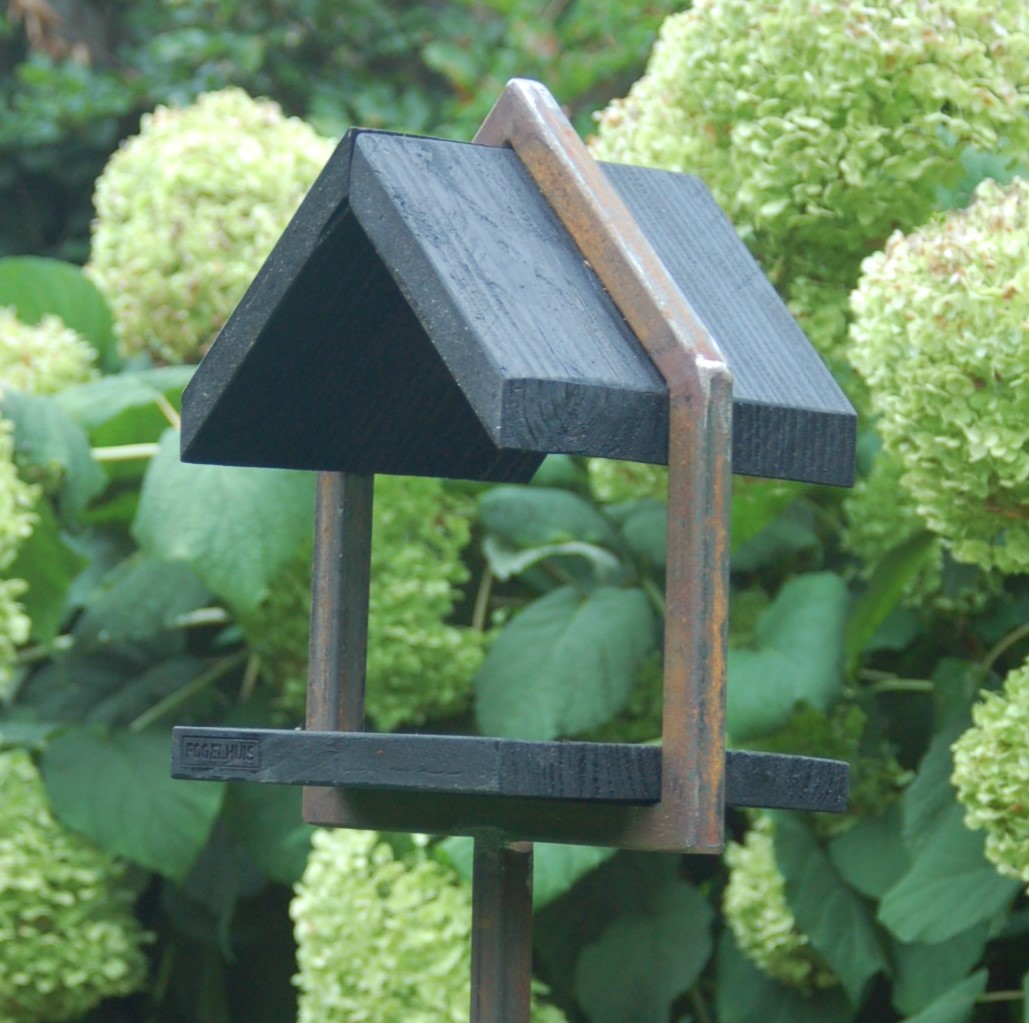 Fogelhuis XS Douglas zwart 25 x 32 x 20 cm op sokkel 42 x 10 x 10 cm detail 1
