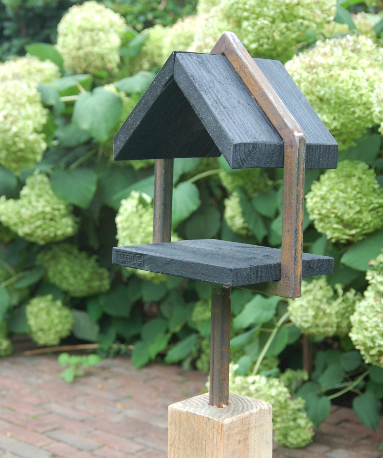 Fogelhuis XS Douglas zwart 25 x 32 x 20 cm op sokkel 42 x 10 x 10 cm