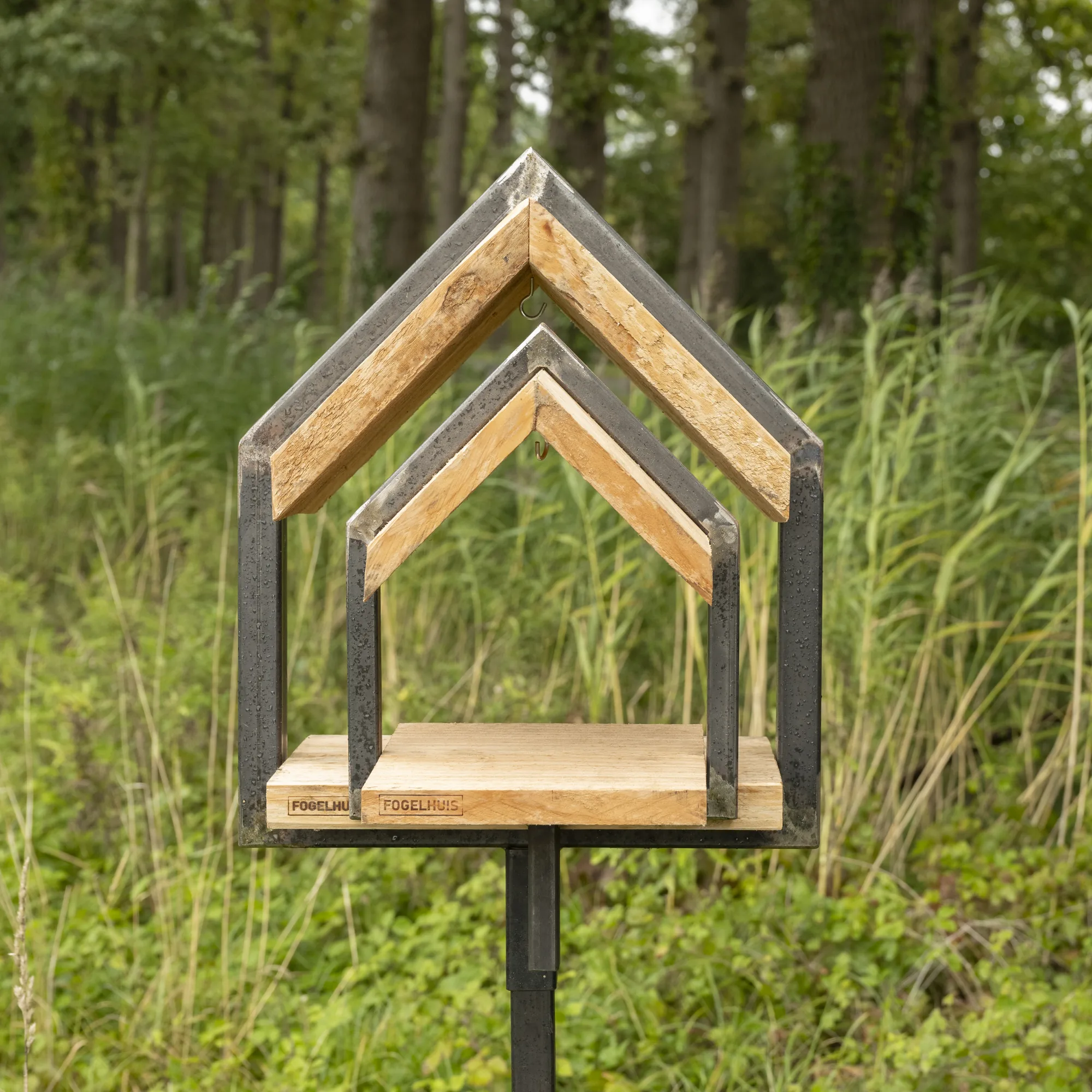 Vogelvoederhuisjes in drie maten in elkaar, om de maten te vergelijken